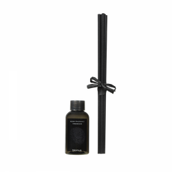 Dunkle Flasche mit Raumduft und schwarzen Stäbchen für ein waldiges, aromatisches Erlebnis.