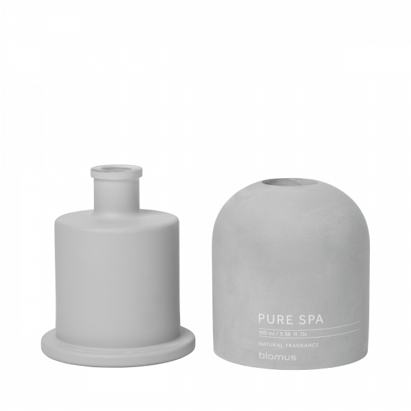 Stylischer grauer Blomus Pure Spa Naturduftdiffusor auf weißem Hintergrund.