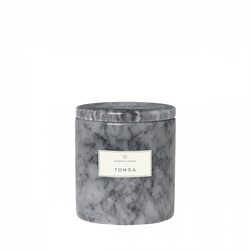 Elegante graue Marmor Duftkerze mit der Aufschrift "Tonga" für die Wohnkultur und Atmosphäre.
