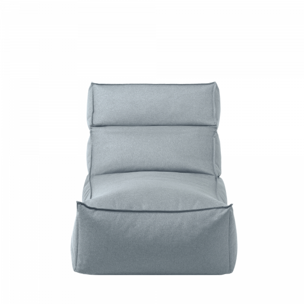 Hellgrauer moderner Lounge-Stuhl mit minimalistischem Design und weichen Kissen.