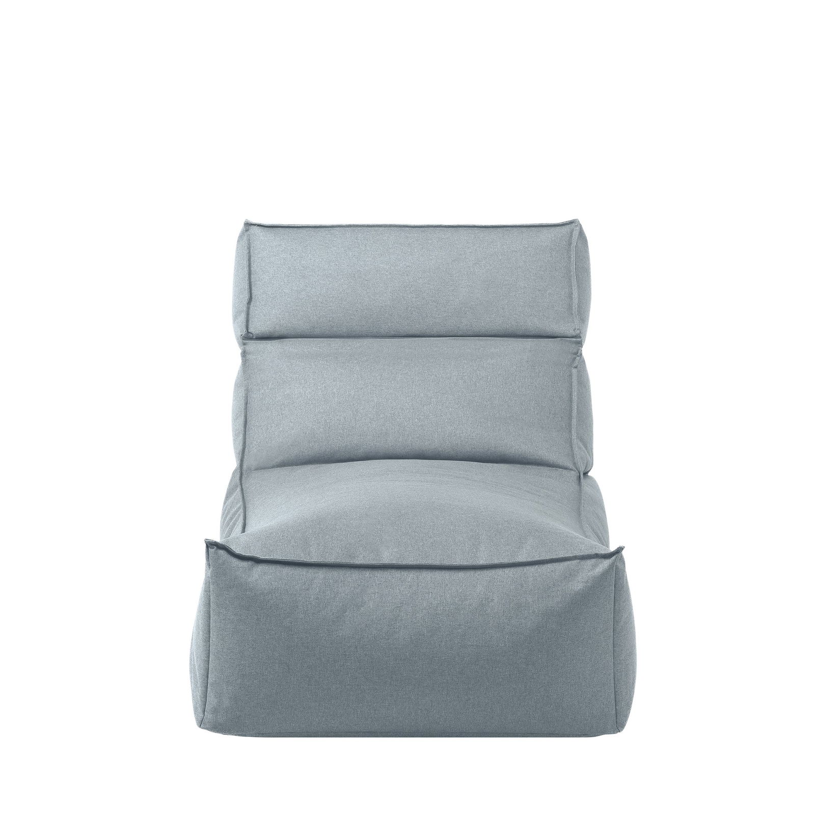 Hellgrauer moderner Lounge-Stuhl mit minimalistischem Design und weichen Kissen.