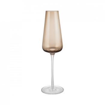 Elegantes Champagnerglas mit einem schlanken Design und einem gradienten bernsteinfarbenen Finish.