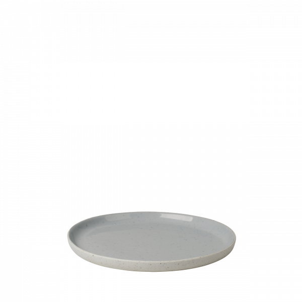 Minimale graue Keramikteller auf weißem Hintergrund, perfekt für modernes Essen.