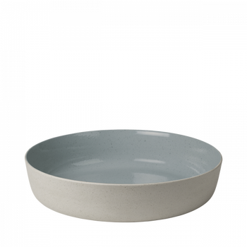 Keramische Schüssel mit einem glatten, hellblauen Innenraum und einem strukturierten beigefarbenen Äußeren.