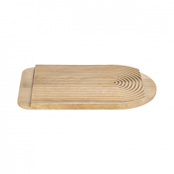 Elegantes Holzservierbrett mit geschwungenem Design und glatter Oberfläche für den Küchengebrauch.