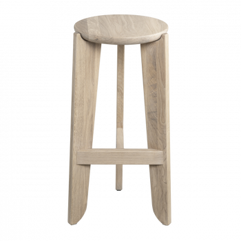 Minimalistischer Holzstuhl mit runder Sitzfläche und schlanken, konischen Beinen.