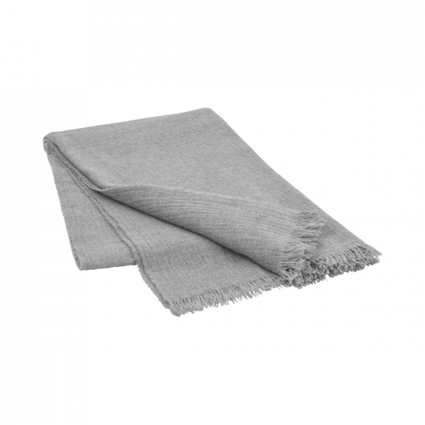 Weiche graue Sofadecke mit fransigen Kanten, perfekt zum Einkuscheln zu Hause.