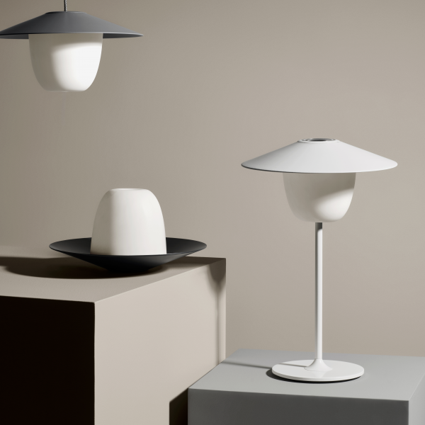 Moderne minimalistische Lampen mit schlanken Designs auf neutralen Hintergründen.