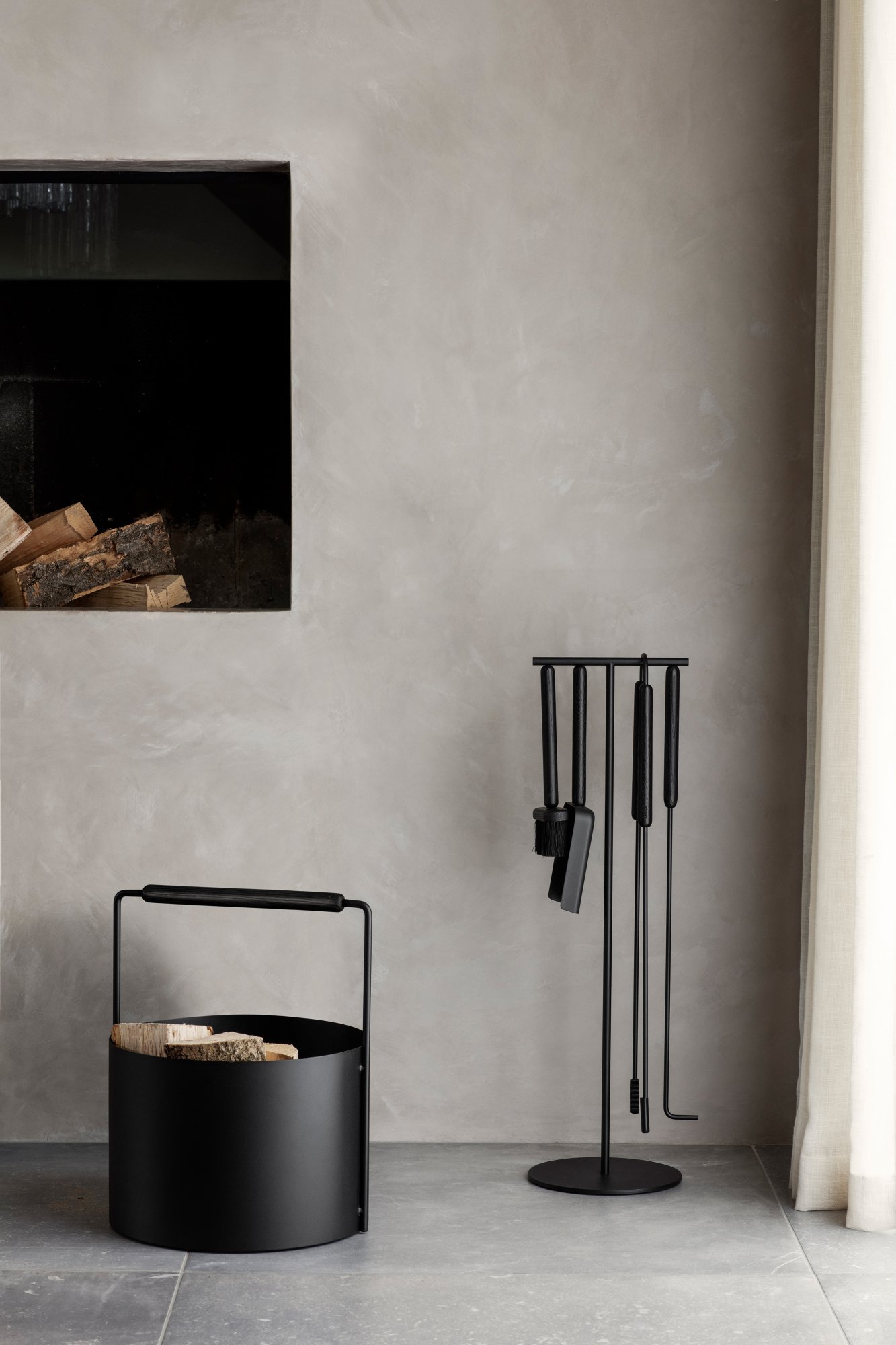 Moderner Kamin und eleganter Holzhalter vor einer minimalistischen Wand.