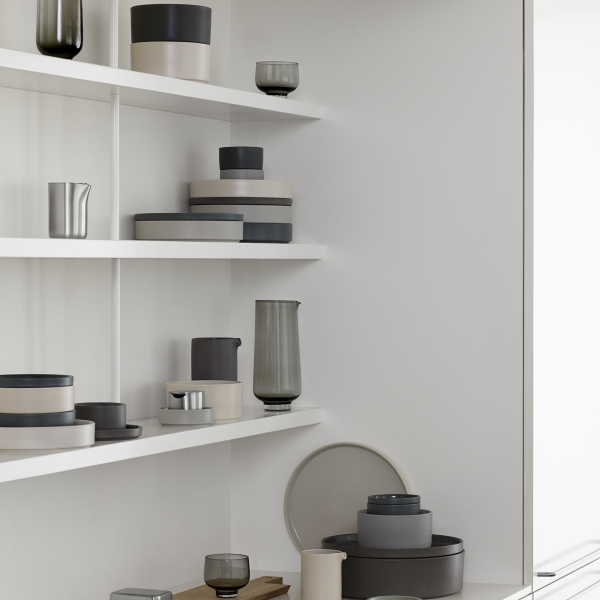 Minimalistische Kücheregale, die elegante Keramiken und Glaswaren in neutralen Farbtönen präsentieren.