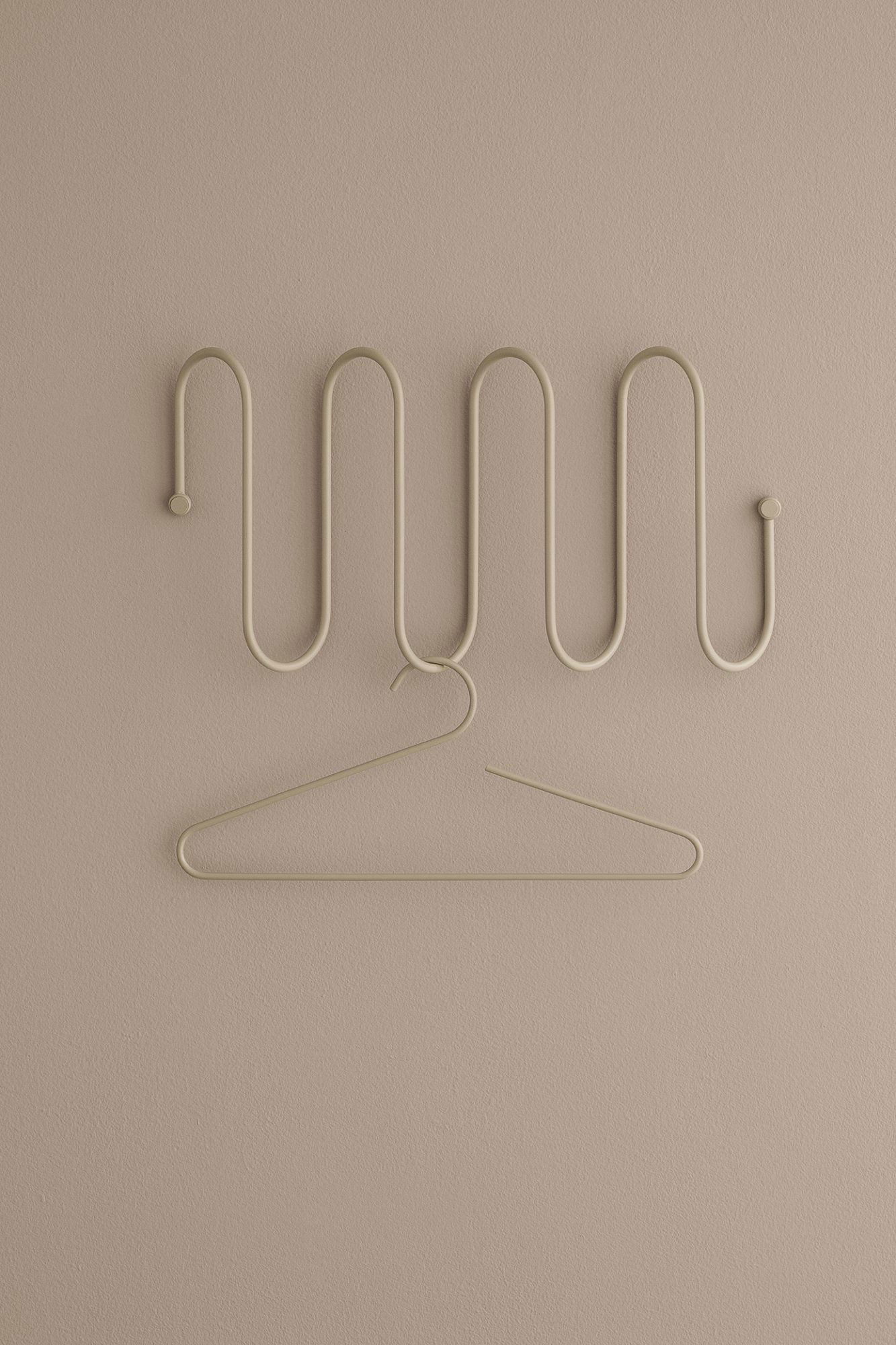 Stilvoller beiger Wandhaken mit geschwungenem Design und einem einzelnen Haken zur Wohnungsorganisation.