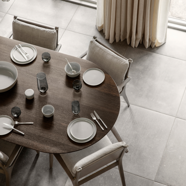 Elegantes Esszimmer-Set mit Geschirr und Gläsern in einem modernen Innenraum.