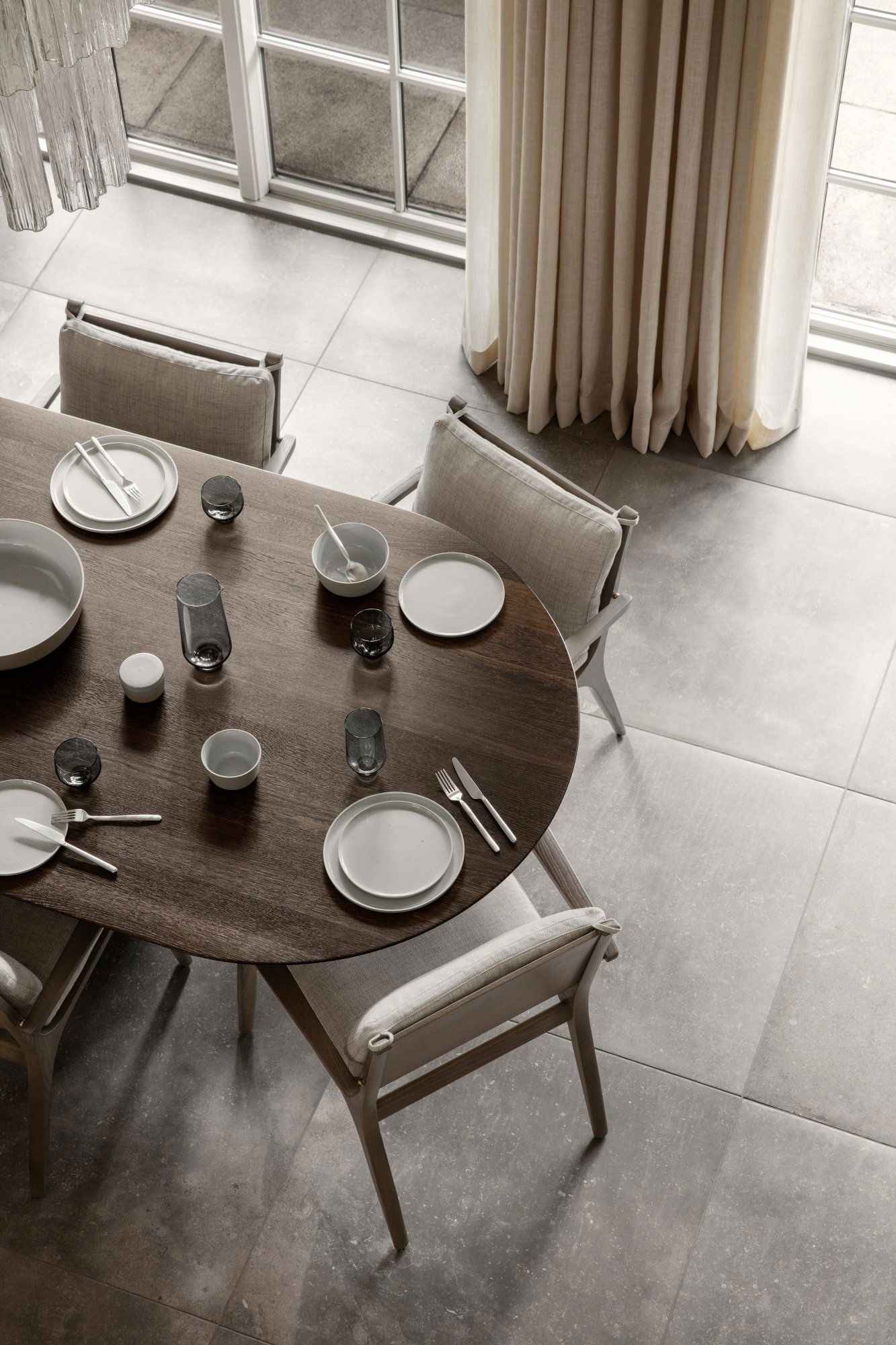 Elegantes Esszimmer-Set mit Geschirr und Gläsern in einem modernen Innenraum.