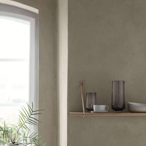 Moderne Küchenschränke mit stilvollem Glasgeschirr und einem Fenster für natürliches Licht.