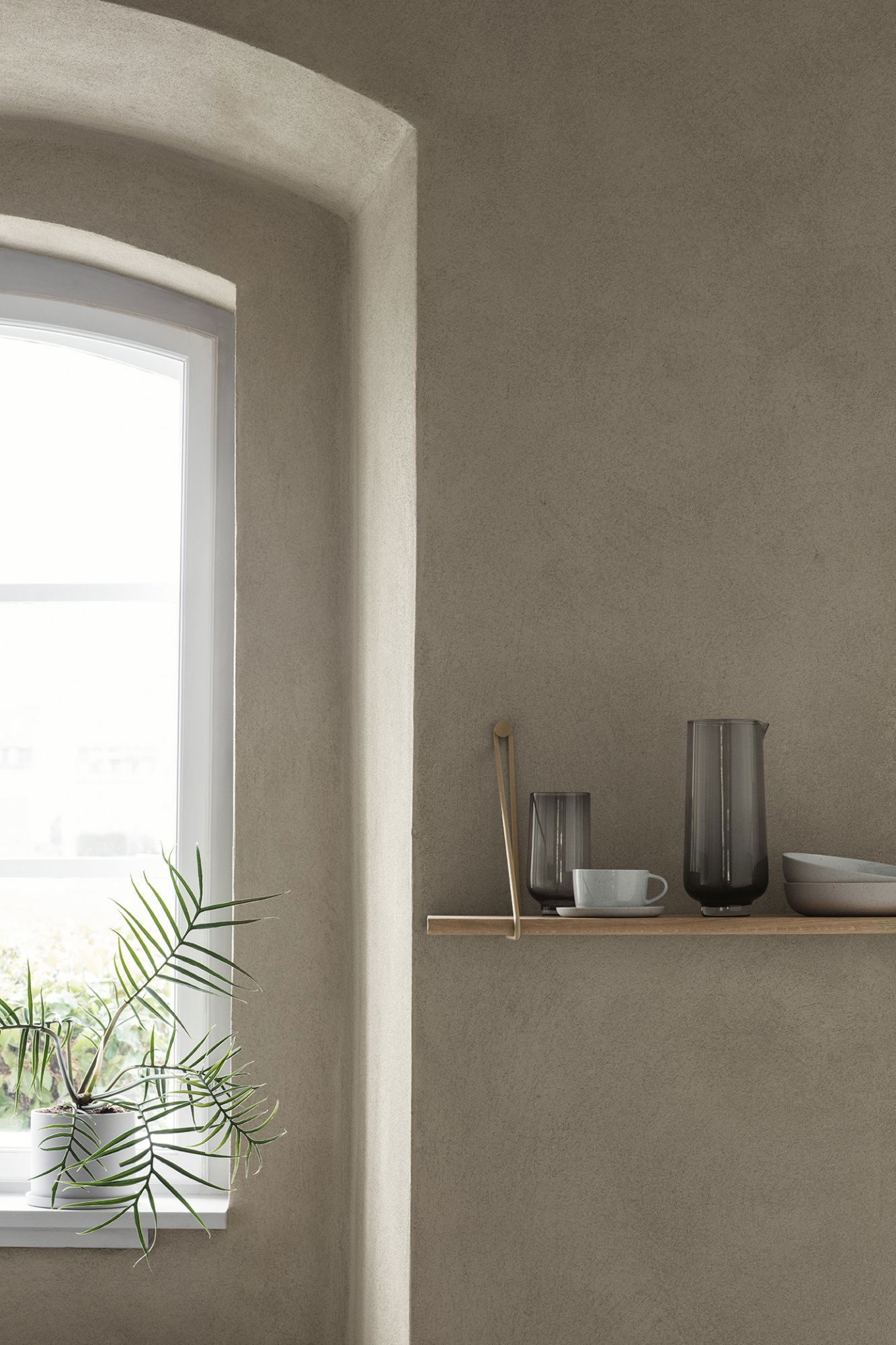 Moderne Küchenschränke mit stilvollem Glasgeschirr und einem Fenster für natürliches Licht.