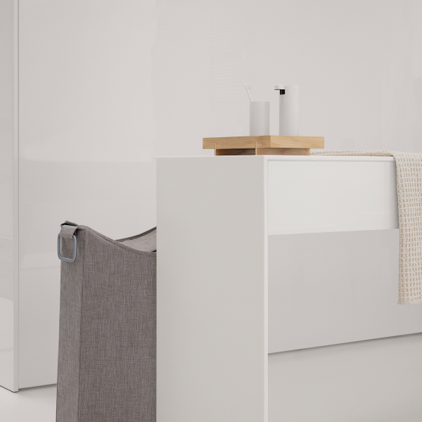 Moderne Badezimmerdekoration mit einem stilvollen Aufbewahrungskorb und minimalistischen Accessoires.