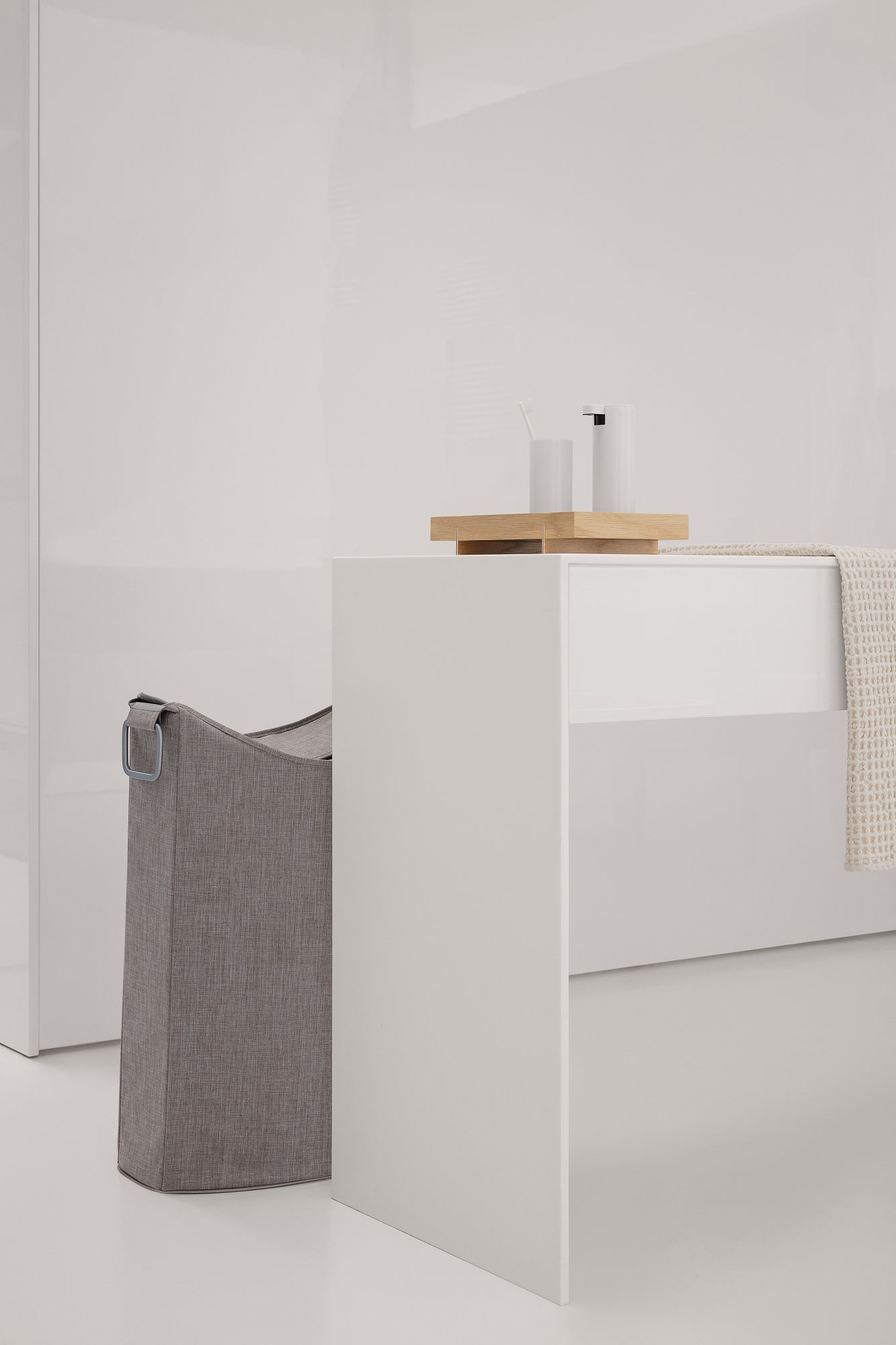 Moderne Badezimmerdekoration mit einem stilvollen Aufbewahrungskorb und minimalistischen Accessoires.