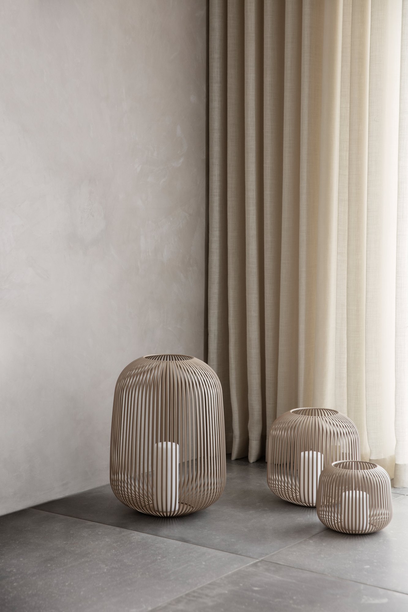 Modernes Interieur mit stilvollen gewebten Lichtinstallationen und eleganten beigen Vorhängen.