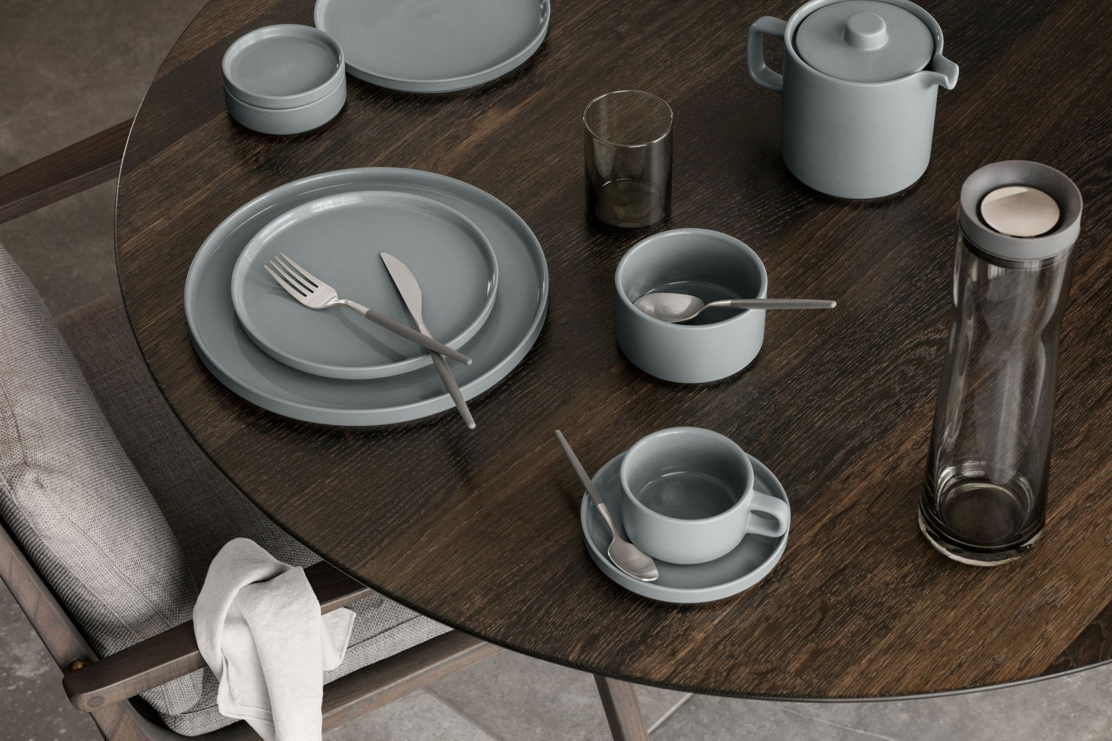 Stilvolles graues Geschirrset auf einem Holztisch für elegante Mahlzeiten angeordnet.