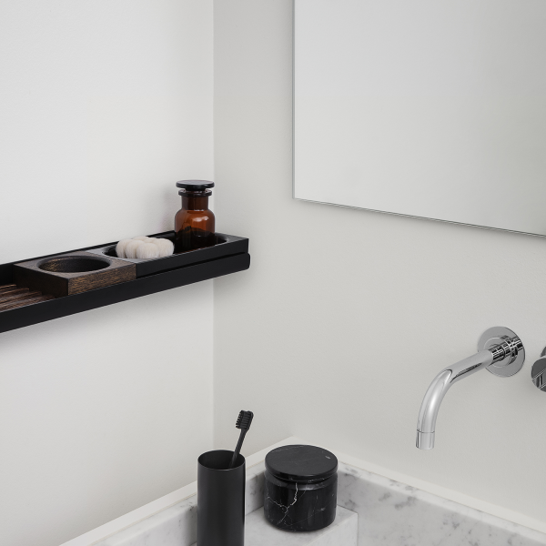 Moderner Badezimmerschrank mit Toilettenartikeln, Spiegel und elegantem Marmorarbeitsplatte.