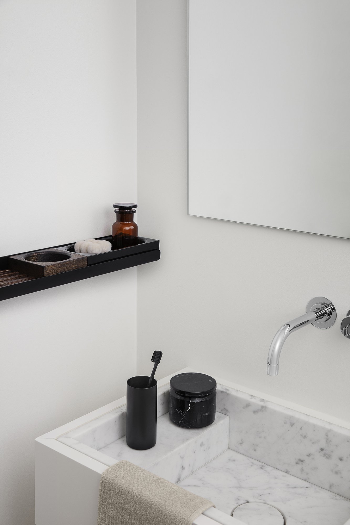 Moderner Badezimmerschrank mit Toilettenartikeln, Spiegel und elegantem Marmorarbeitsplatte.