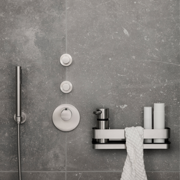 Modernes Badezimmerdesign mit eleganten Duschsteuerungen und stilvollen Aufbewahrungsaccessoires.