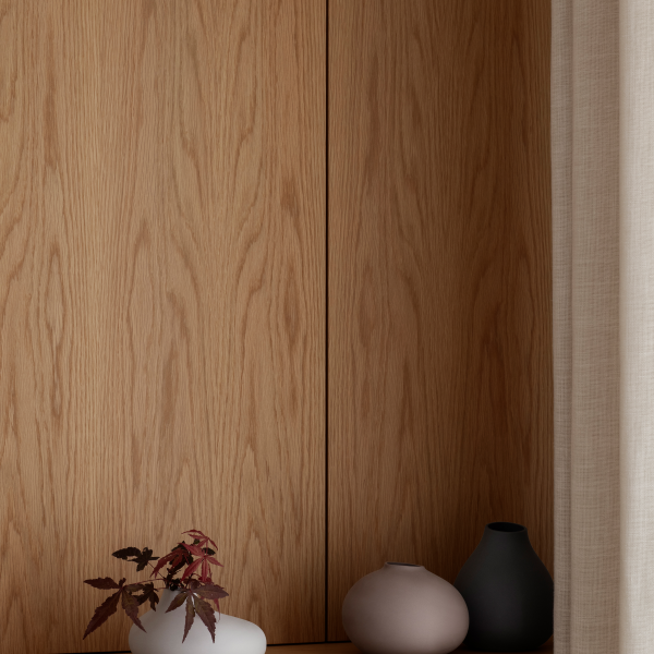 Stilvolles Interieur mit Holzverkleidung und minimalistischen Vasen mit dekorativem Laub.