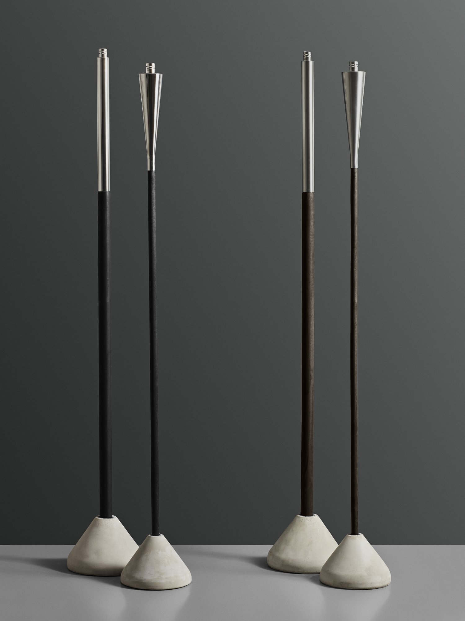 Moderne minimalistische Stehlampen mit schlanken Metallakzenten und Betonsockeln.