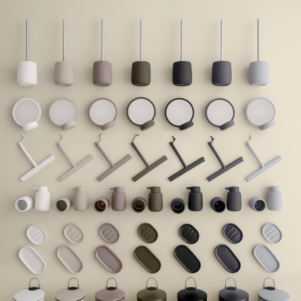 Stilvolle Kollektion moderner Wohnaccessoires, die an einer neutralen Wand für Designinspiration angeordnet sind.