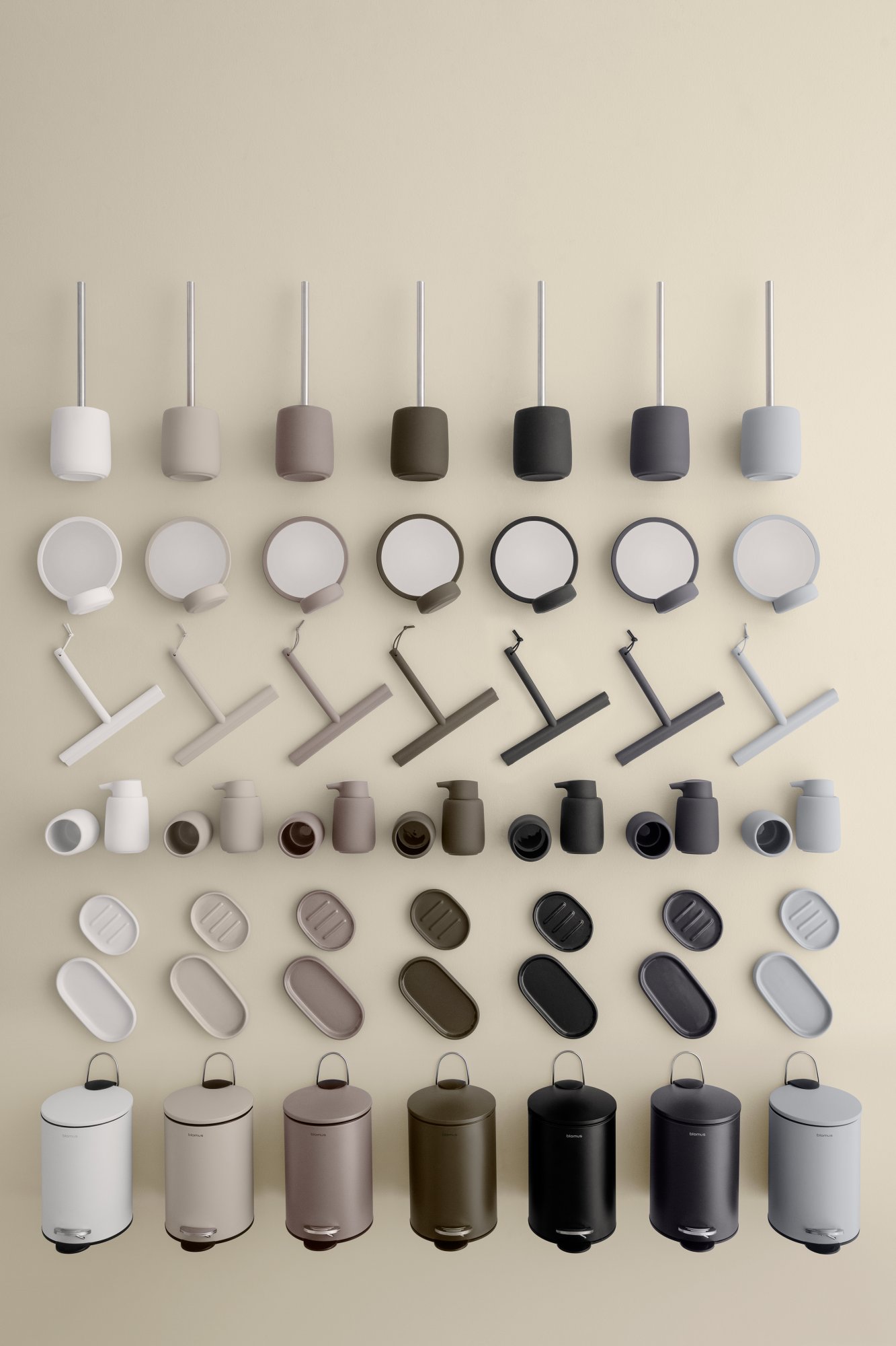 Stilvolle Kollektion moderner Wohnaccessoires, die an einer neutralen Wand für Designinspiration angeordnet sind.