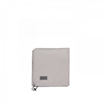 Leichtes graues wasserdichtes Tarp mit verstellbarem Kordelzug und Logoetikett.