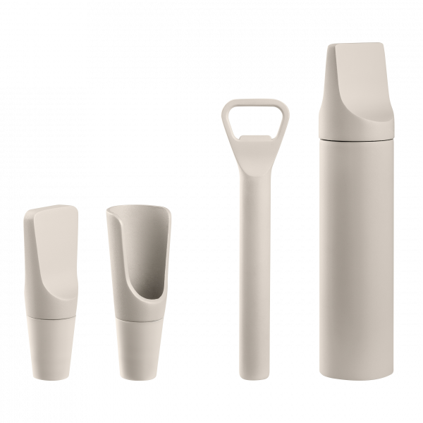 Moderne, minimalistische Küchengeräte in sanften Beigetönen vor einem schwarzen Hintergrund.