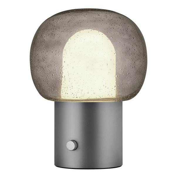 Moderne Glastischlampe mit einem runden Schirm und einem Metallfuß, der stilvolle Beleuchtung hinzufügt.