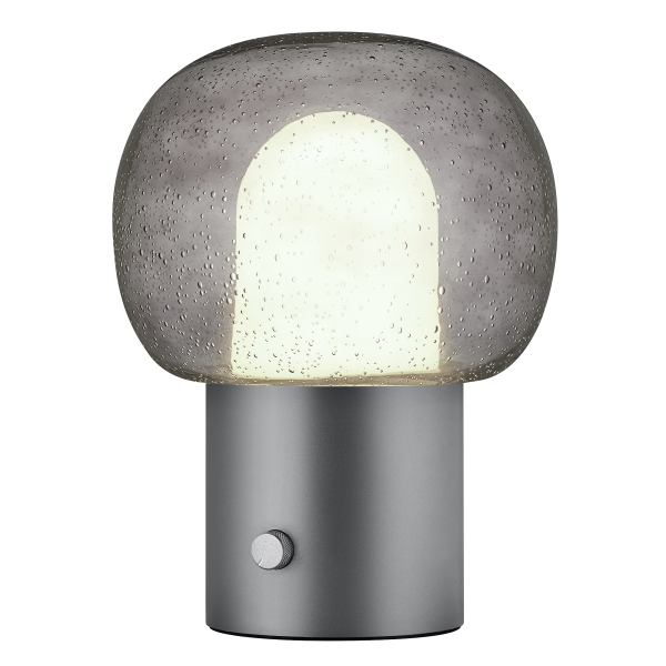 Moderne Glastischlampe mit einer strukturierten Kuppel und einem Metallfuß, der sanft warmes Licht ausstrahlt.