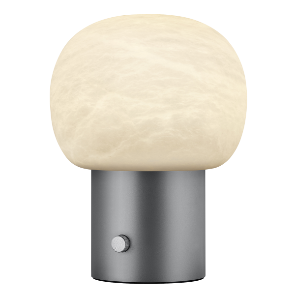 Moderne Tischlampe mit einem runden, mattierten Glasschirm und einem eleganten Metallfuß.