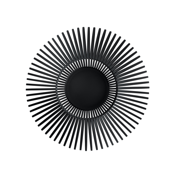 Elegante schwarze dekorative Platte mit radialem Stacheldesign auf solidem Hintergrund.