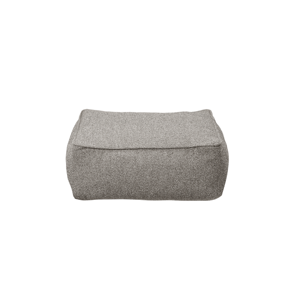 Stylischer grauer Ottoman auf schwarzem Hintergrund, perfekt für moderne Wohnkultur.