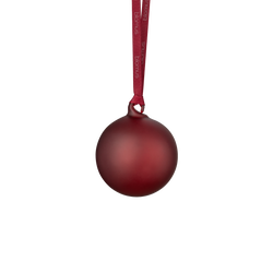Rote matte Weihnachtsornamente, die mit einem burgunderfarbenen Band vor einem schwarzen Hintergrund hängen.