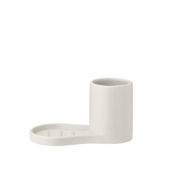 Moderne weiße Keramiktasse mit einem einzigartigen Henkel-Design für stilvollen Genuss von Getränken.