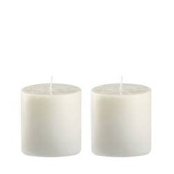 Zwei elegante weiße Kerzen mit glatter Oberfläche, ideal für die Wohnkultur oder Entspannung.
