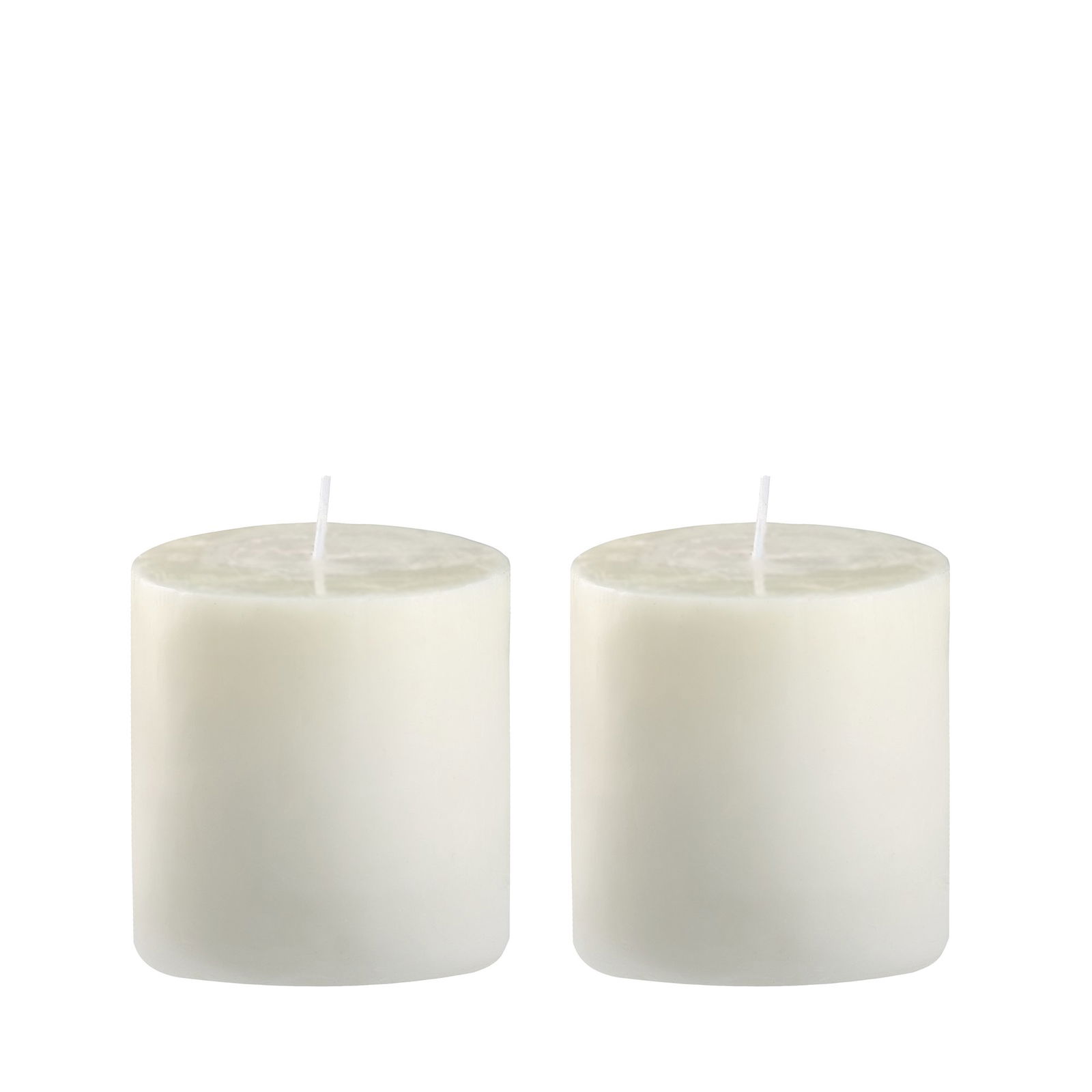 Zwei elegante weiße Kerzen mit glatter Oberfläche, ideal für die Wohnkultur oder Entspannung.