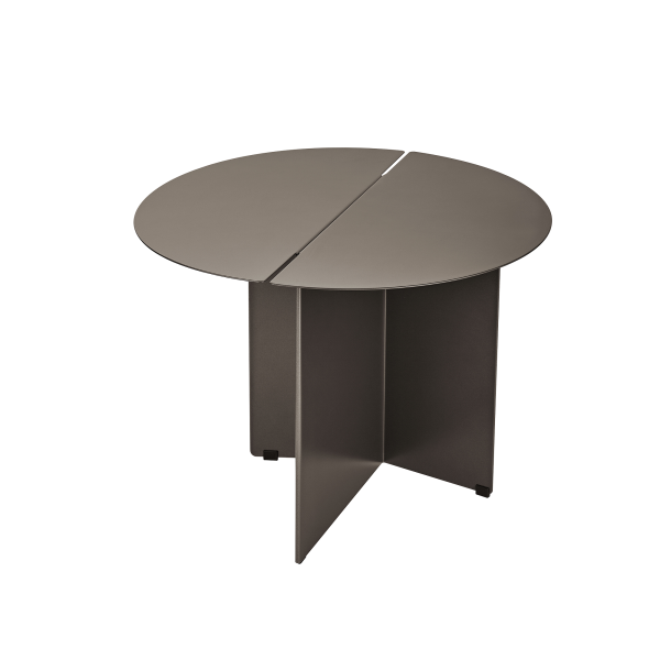 Moderner runder Couchtisch mit schlankem Design und geteilter Tischplatte in neutralem Farbton.