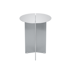 Moderne runde silberne Beistelltisch mit schlankem, minimalistischen Design vor schwarzem Hintergrund.