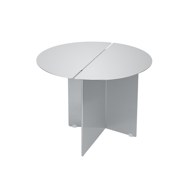 Moderner runder silberner Tisch mit einem schlanken, minimalistischen Design und einer einzigartigen geteilten Tischplatte.