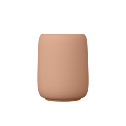 Minimalistische beigefarbene Keramiktasse auf einem schlichten Hintergrund.