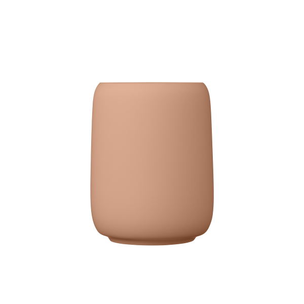 Minimalistische beigefarbene Keramiktasse auf einem schlichten Hintergrund.