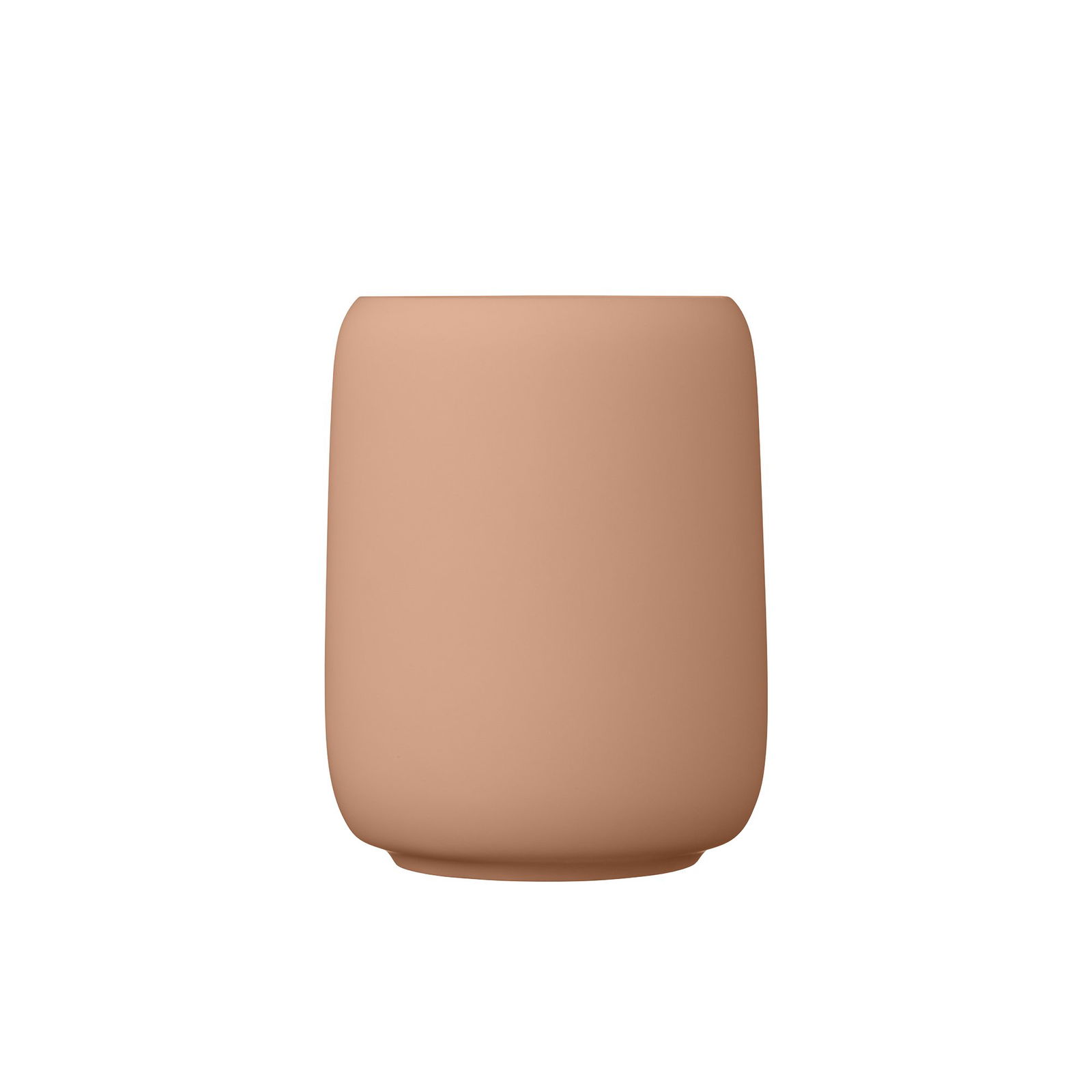 Minimalistische beigefarbene Keramiktasse auf einem schlichten Hintergrund.