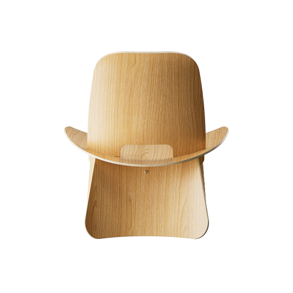 Minimalistisches Holzstuhl-Design mit glatten, geschwungenen Linien und einer natürlichen Oberflächenbehandlung.