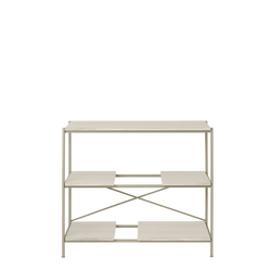 Moderne dreistufige Regaleinheit mit minimalistischem Design und Metallrahmen.