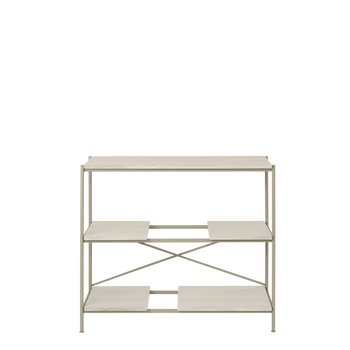 Moderne dreistufige Regaleinheit mit minimalistischem Design und Metallrahmen.